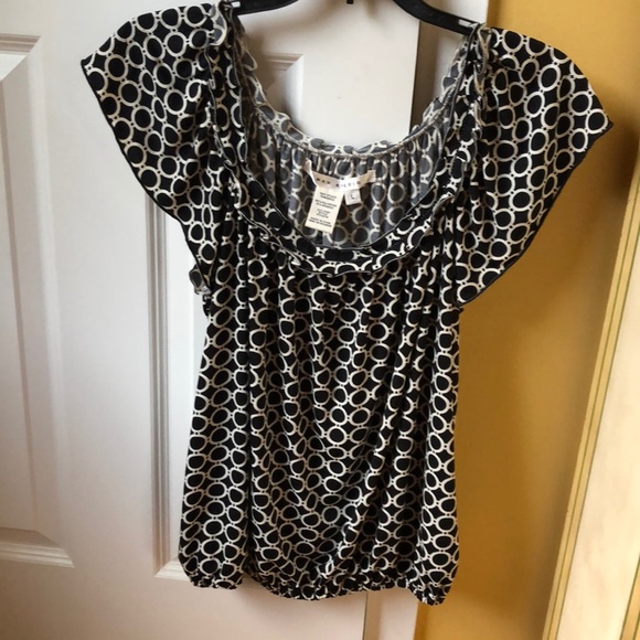 Max Studio Tops - Adorable max studio black/white circle pattern top